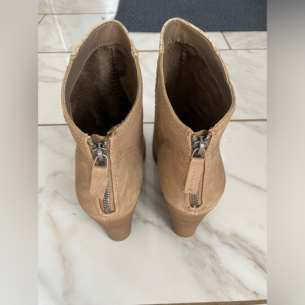 Heels - Picture 3 of 4